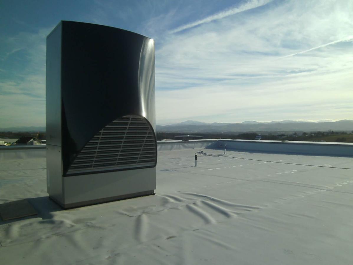 Luftwärmepumpe am Flachdach