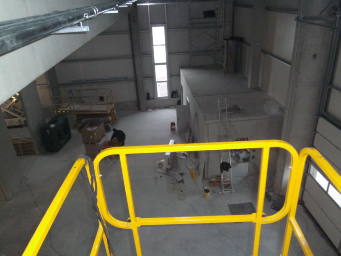 Rohrverlegung an der Hallendecke