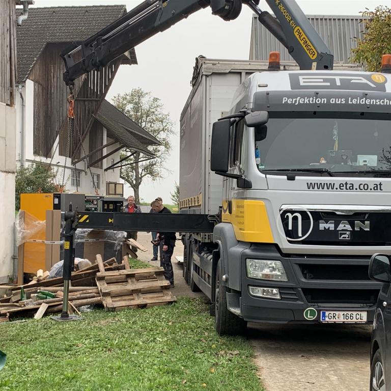 Anlieferung des Eta Hackgutkessels mit dem LKW