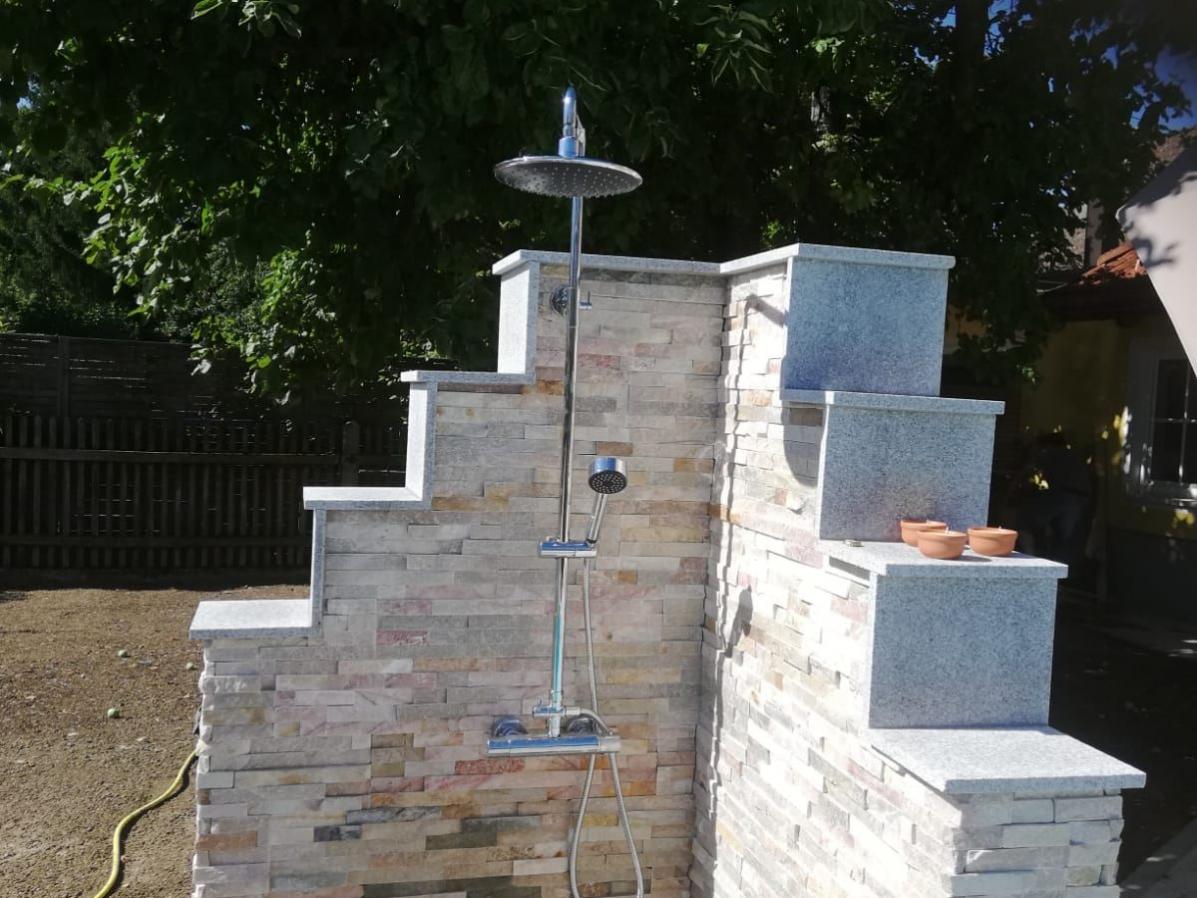 Gemauerter Duschbereich im Garten